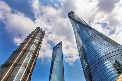 Der Shanghai Tower (rechts) ist das höchste Gebäude Chinas und beherbergt das höchste Hotel der Welt. 
