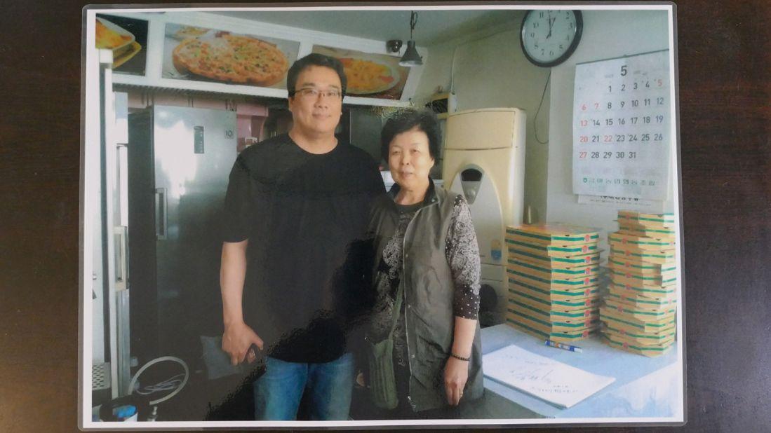 <strong>Director Bong Joon Ho: </strong>A photo of the owner of Sky Pizza and the director of 